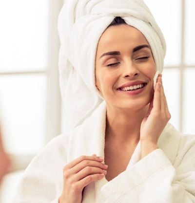 Entenda o que é demaquilante e saiba como usar esse produto na rotina de skincare